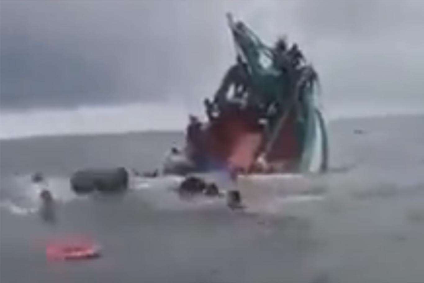 23 Chinese missing after boat sinks off Cambodia's sea 23 Chinese missing after boat sinks off Cambodia's sea